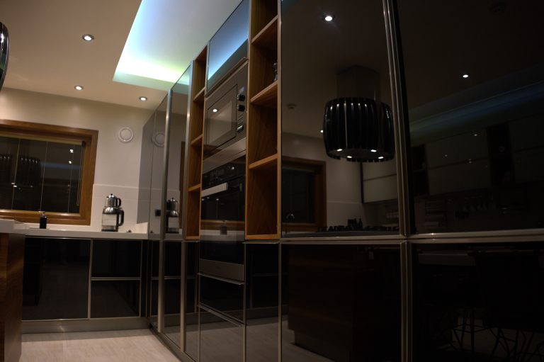 Açık mutfaklı geniş salon tasarımı