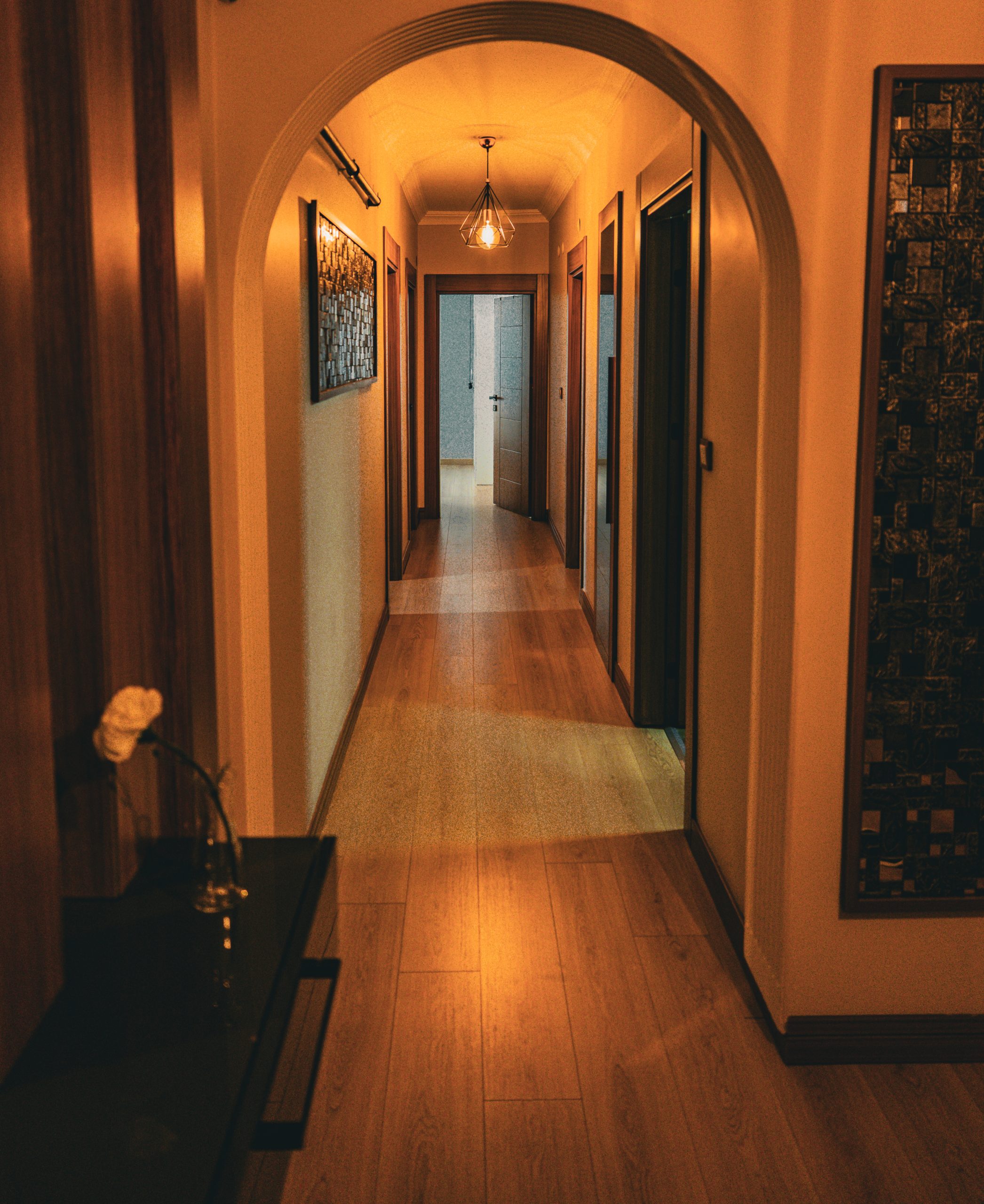 Ahşap zemine sahip uzun iç koridor